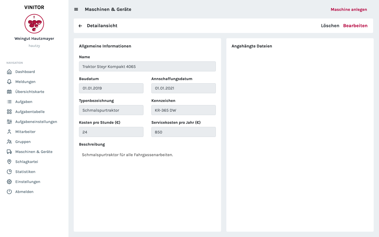 Die Detailansicht einer Maschine mit technischen Daten, Kennzeichen, Kosten pro Stunde und dem Bereich für angehängte Dateien.