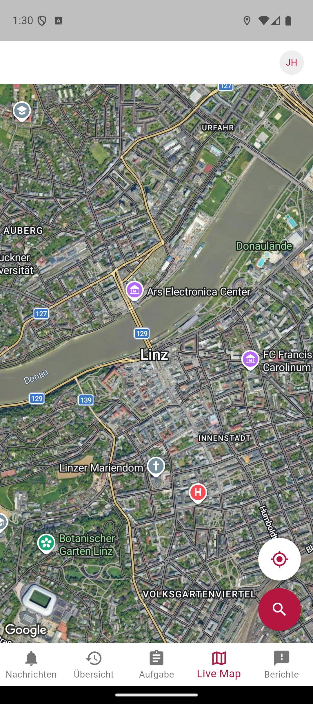 Live Map der mobilen App in der Satellitenansicht mit Ortsmarken und Standort-Button