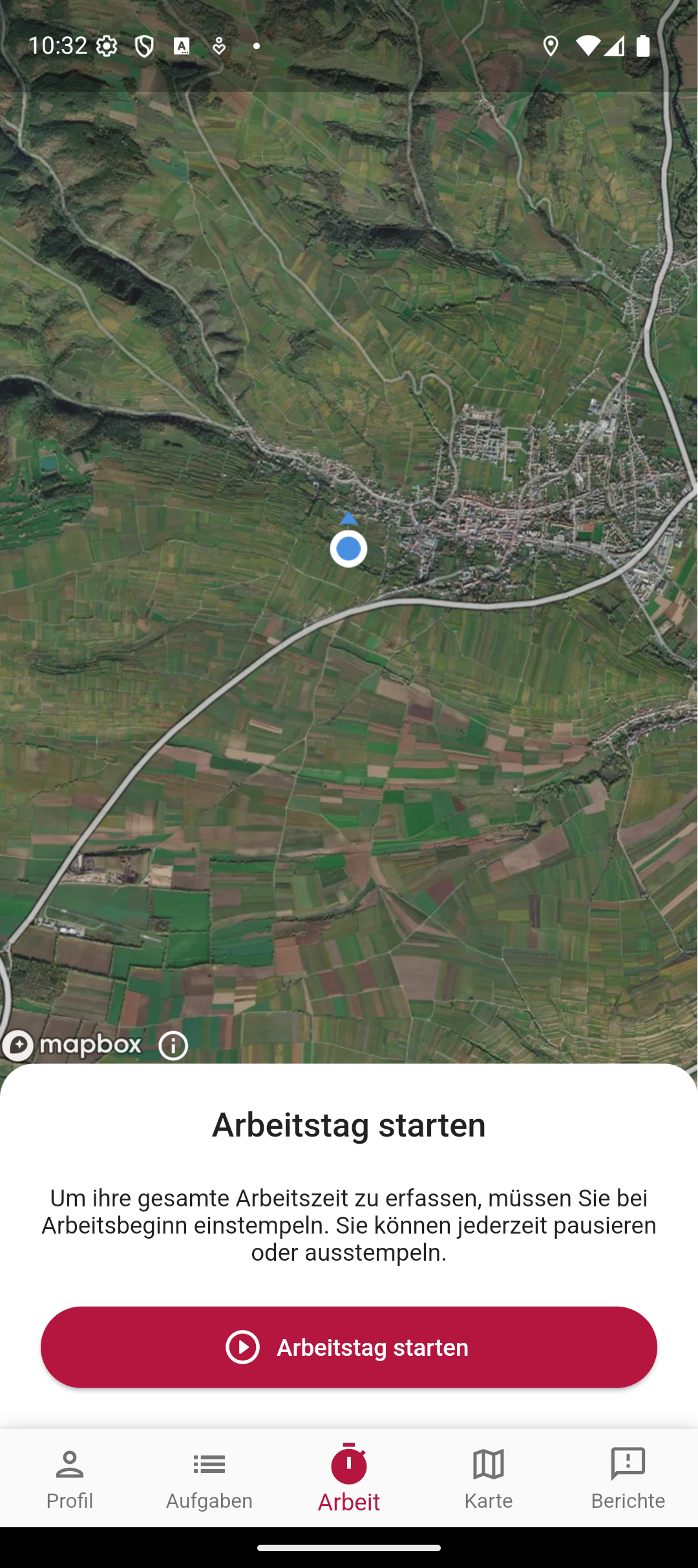 Der Arbeit-Tab der mobilen App mit Satellitenkarte um Langenlois und der Karte „Arbeitstag starten“ mit Erklärung zum Einstempeln.