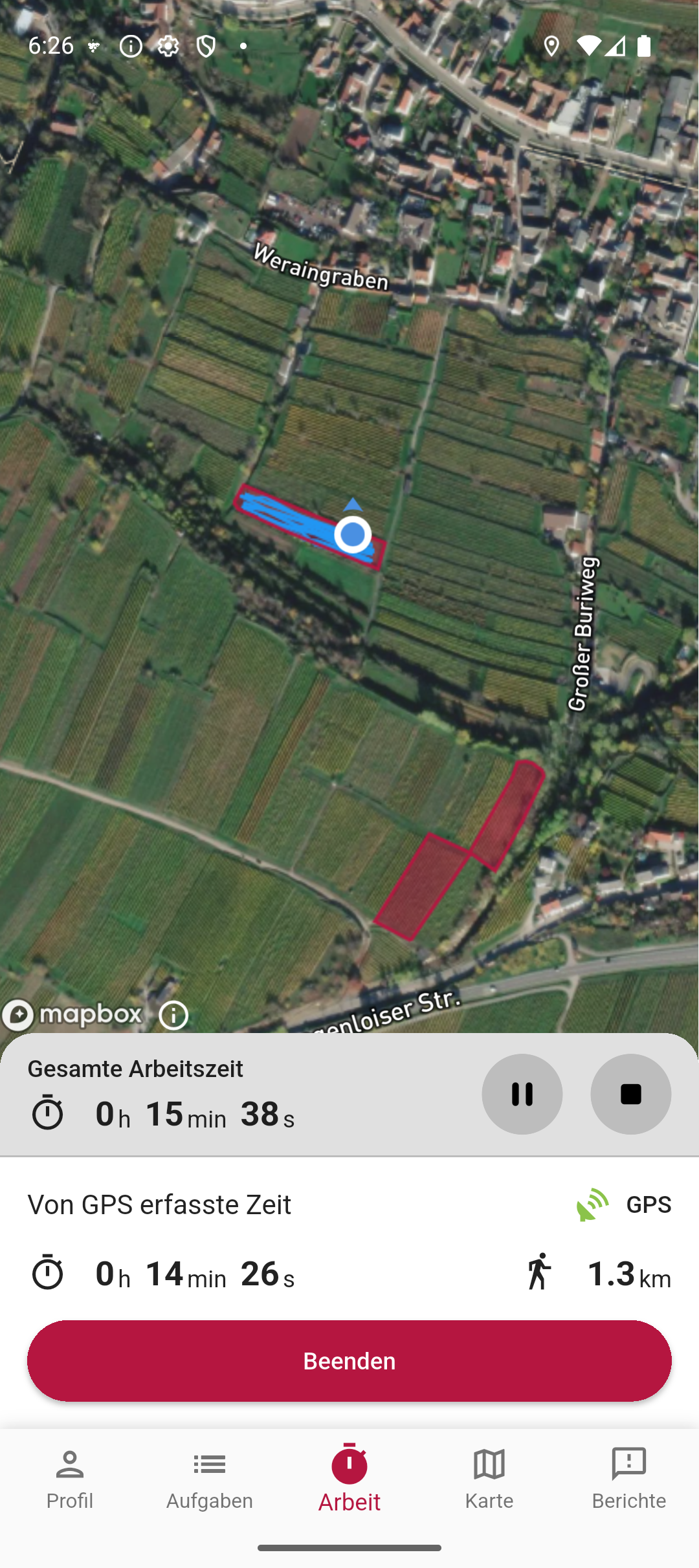 Laufende GPS-Aufzeichnung mit blauem Arbeitspfad im Weingarten-Polygon, Zeit- und Distanzanzeige.